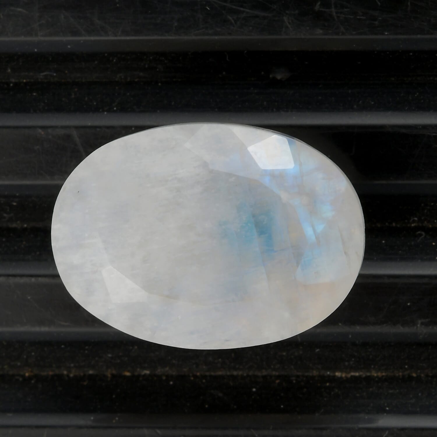 Rainbow Moonstone (Ovl 18X13 mm) 8.50 ctw