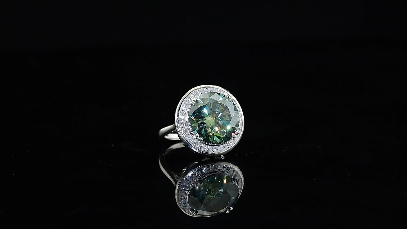 Certified and Appraised D''Joy Green and White Moissanite (Rnd 14mm) Ring in Rhodium Over Sterling Silver (Size 6.0) 10.80 ctw