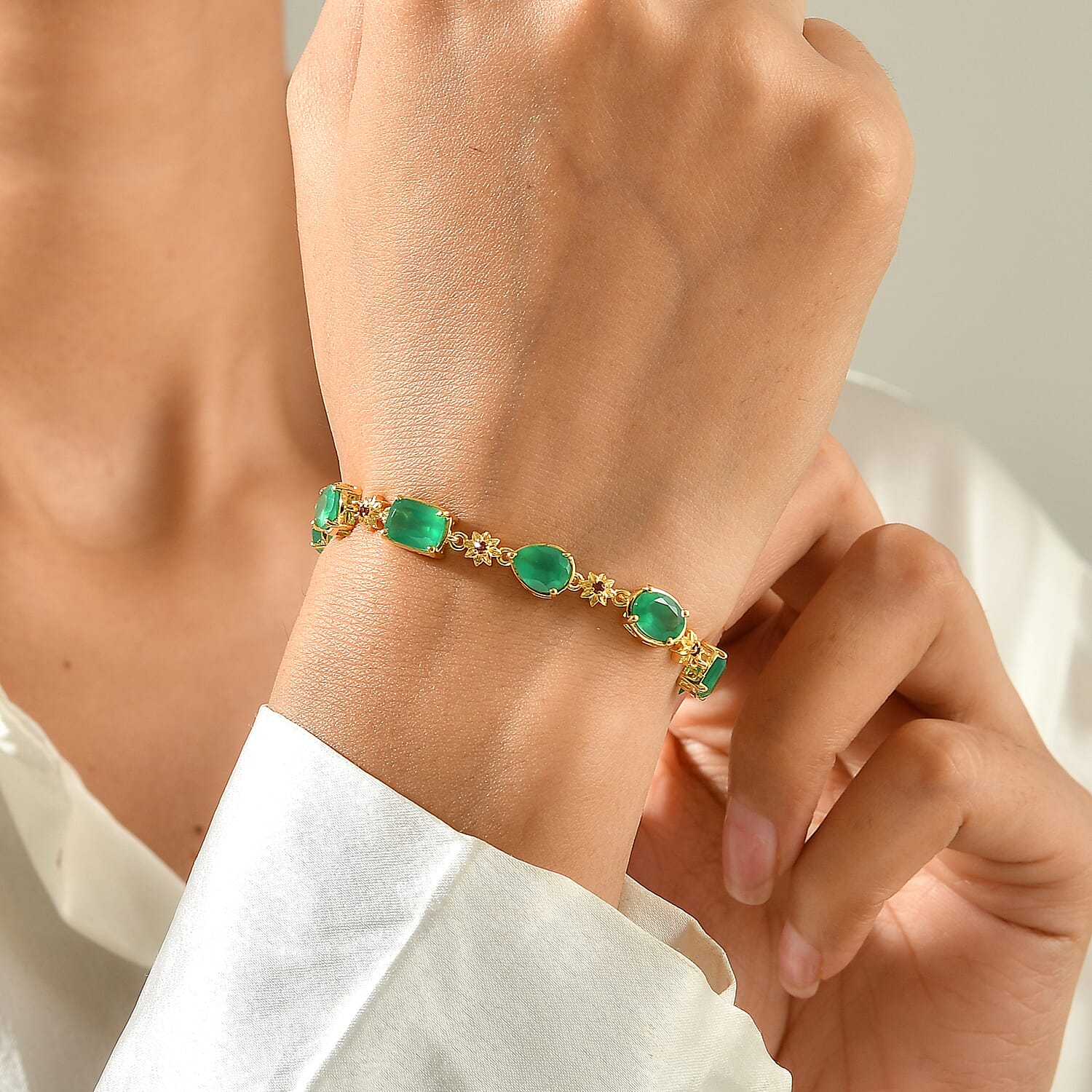 EverTrue Verde Onyx and Mozambique Garnet 12.40 ctw Bracelet in 18K YG Plated (7.25 In)
