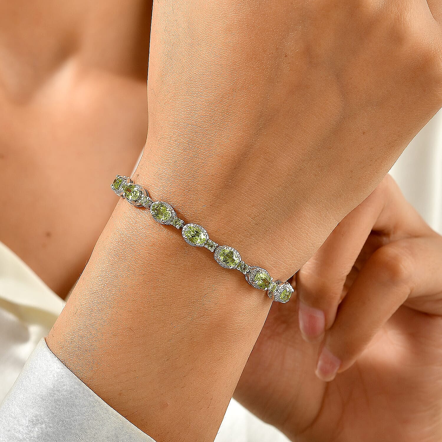 D'Joy Premium Hebei Peridot 9.75 ctw Bracelet in Rhodium Over Sterling Silver (7.25 In)