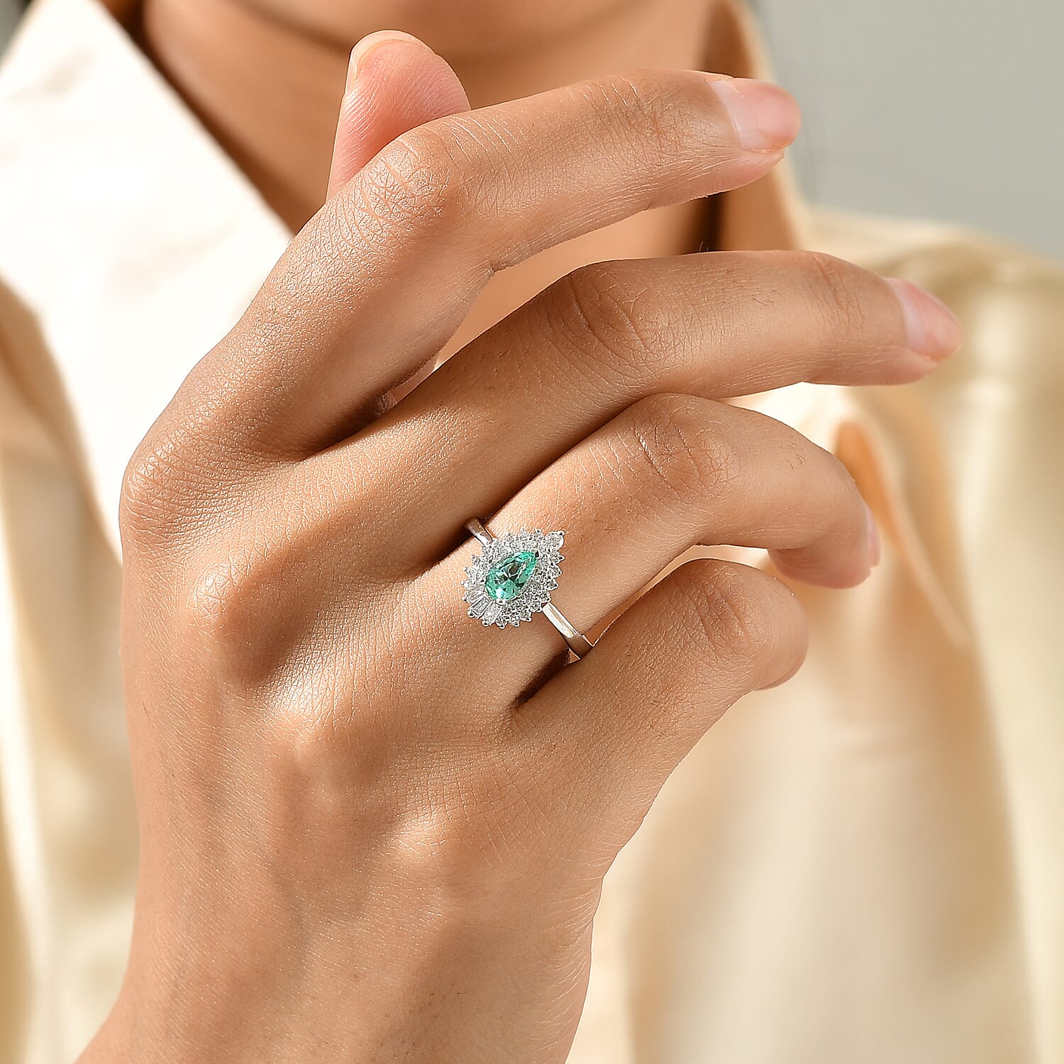 Certified and Appraised D'Joy Premium Boyaca Colombian Mint Emerald and Lab Grown Diamond G-H SI 1.00 ctw Ring in Rhodium Over Sterling Silver (Size 7.0)