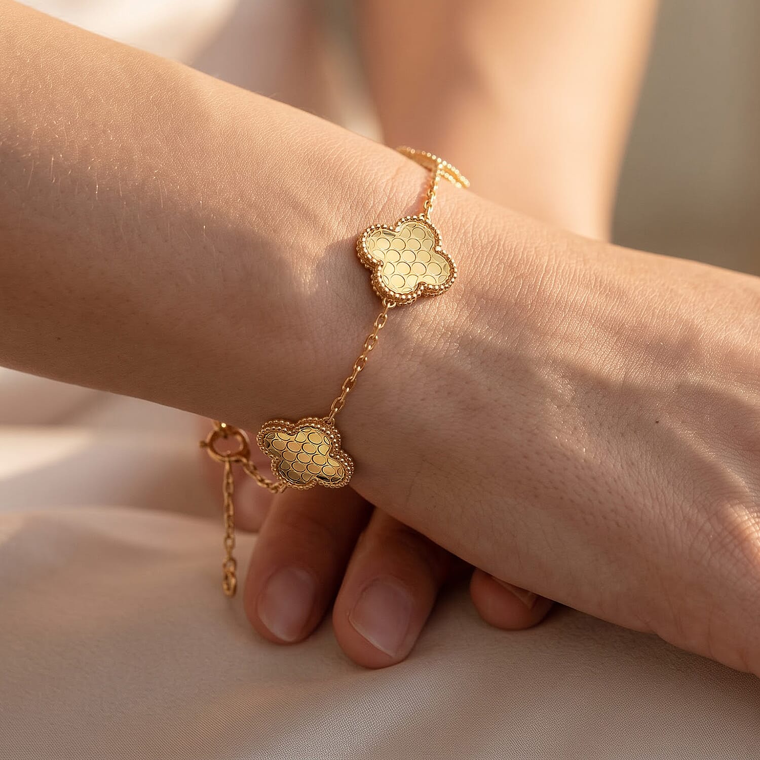 Italian Golden Clover Honeycomb Chain Bracelet in 10K Yellow Gold (7-8In) 1.65 Grams
