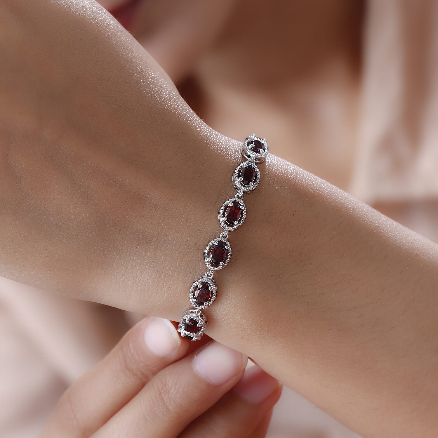 Mozambique Garnet Bracelet in Platinum Over Sterling Silver (7.25 In) 8.10 ctw