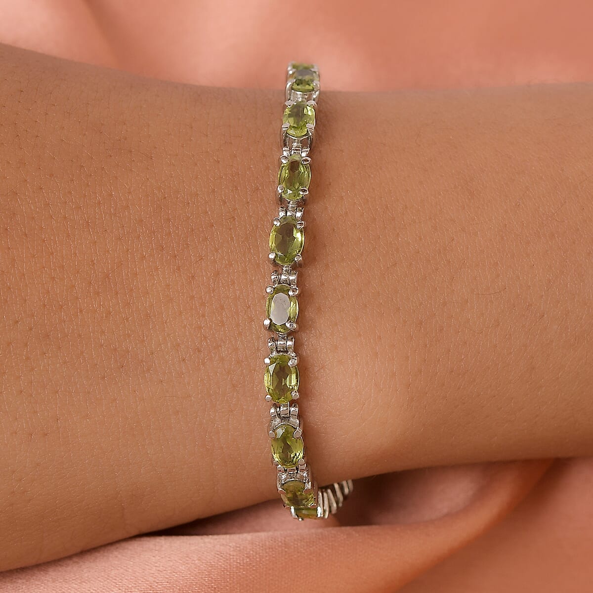 Hebei Peridot 10.35 ctw Bracelet in Stainless Steel (7.50 In) image number 2