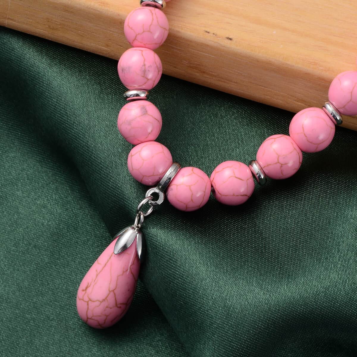 Freshened Pink Howlite Beaded Necklace with Drop Pendant 18-20 Inches in Silvertone 253.00 ctw image number 1