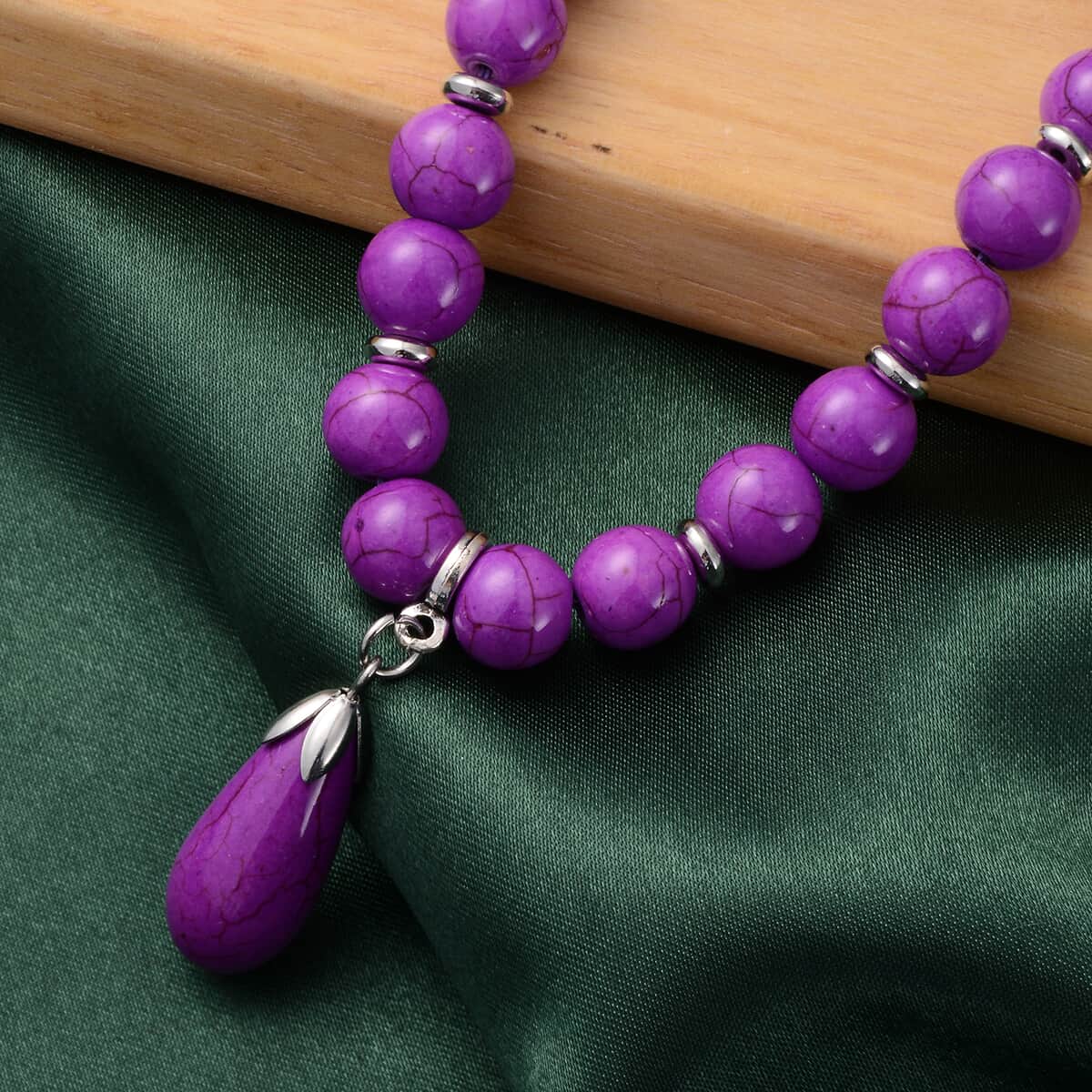 Freshened Purple Howlite Beaded Necklace with Drop Pendant 18-20 Inches in Silvertone 263.00 ctw image number 1