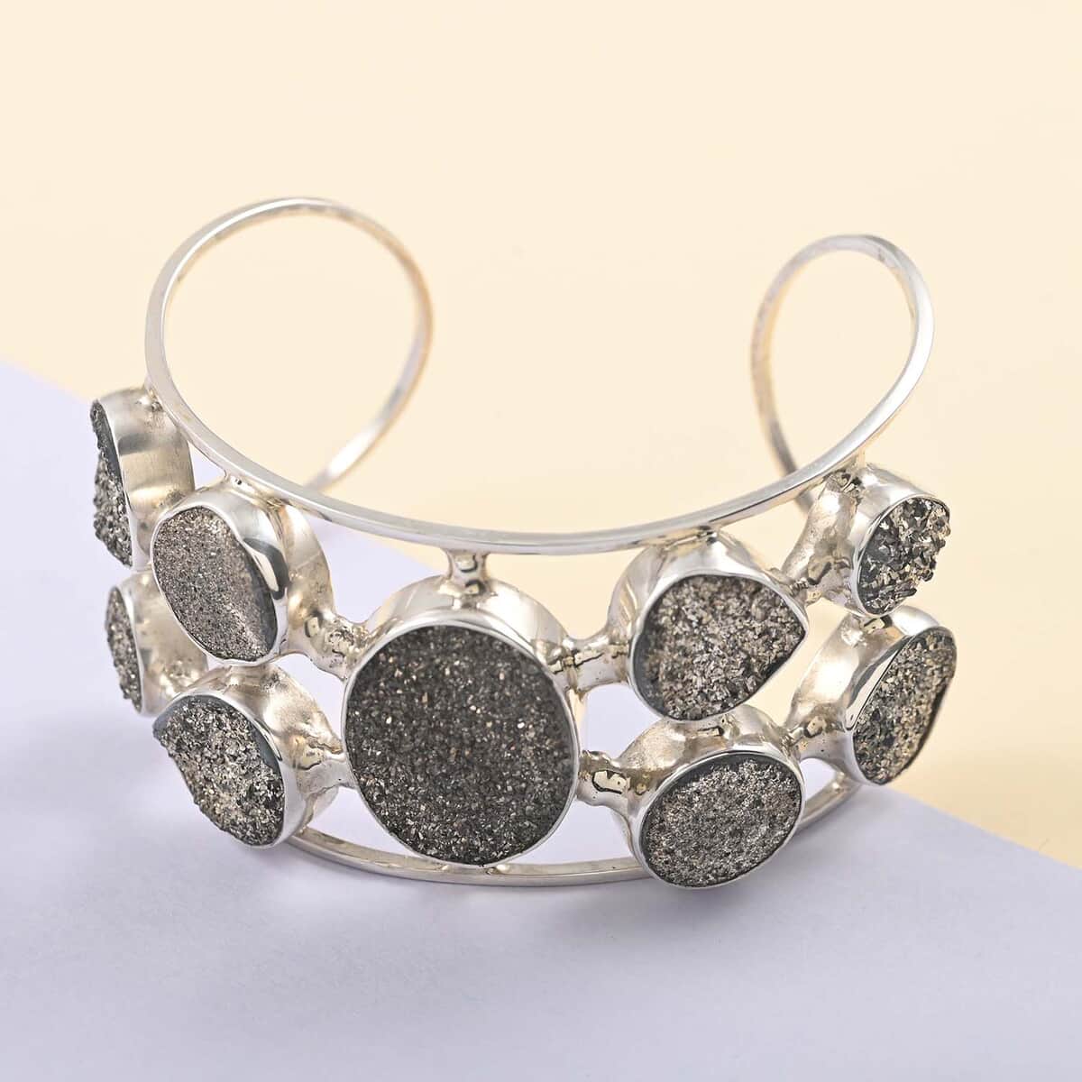 Grey Drusy Quartz Cuff Bracelet in Sterling Silver (6.50 In) 43.45 Grams image number 1