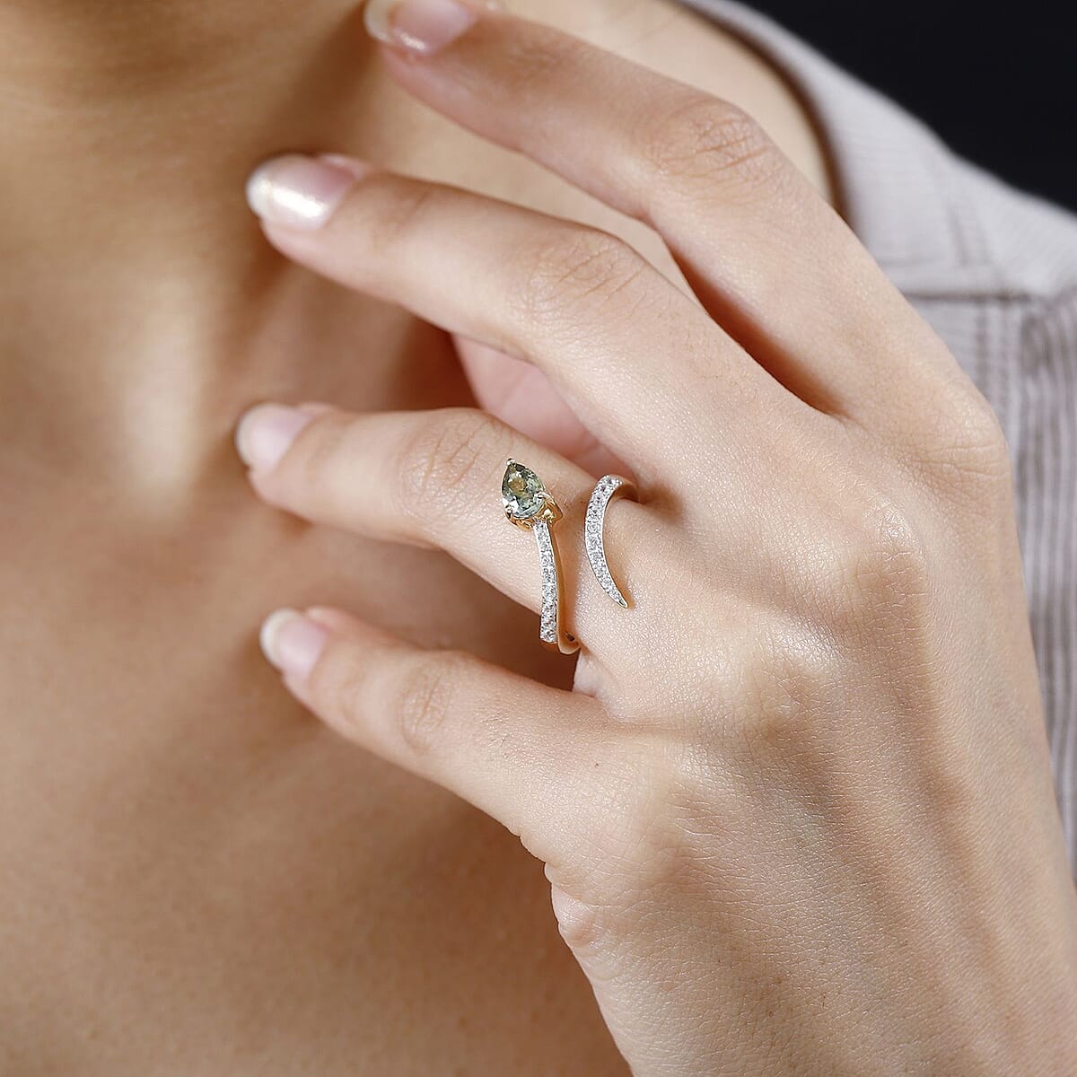 Luxoro 10K Yellow Gold Premium Green Tanzanite and White Zircon Bypass Snake Ring (Size 7.0) 1.10 ctw image number 2