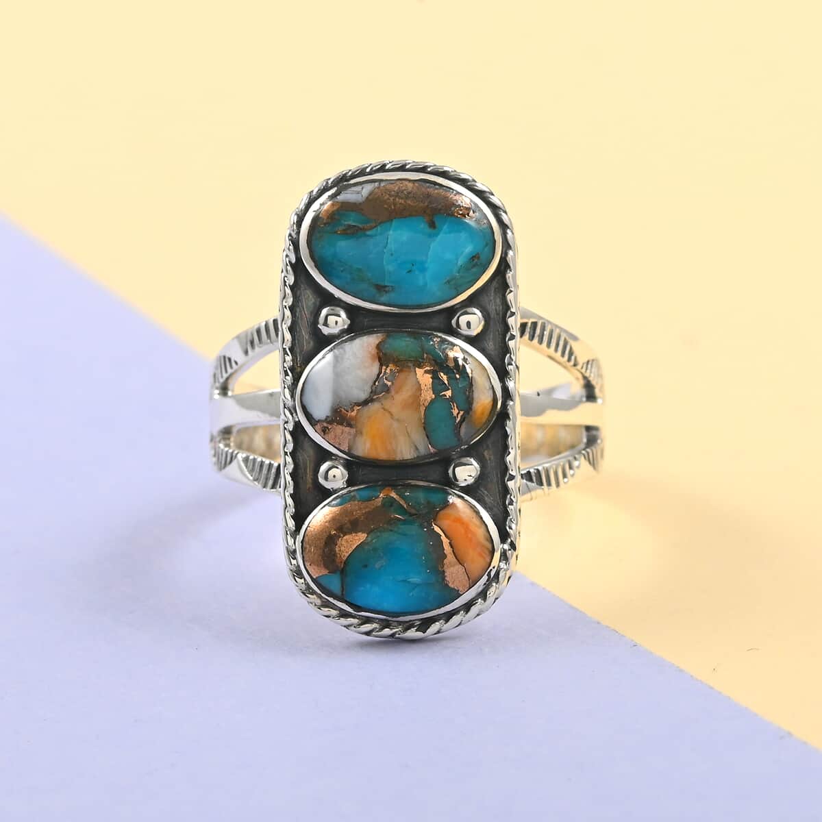 SANTA FE Style Spiny Turquoise 3 Stone Ring in Sterling Silver (Size 6.0) 1.75 ctw image number 1