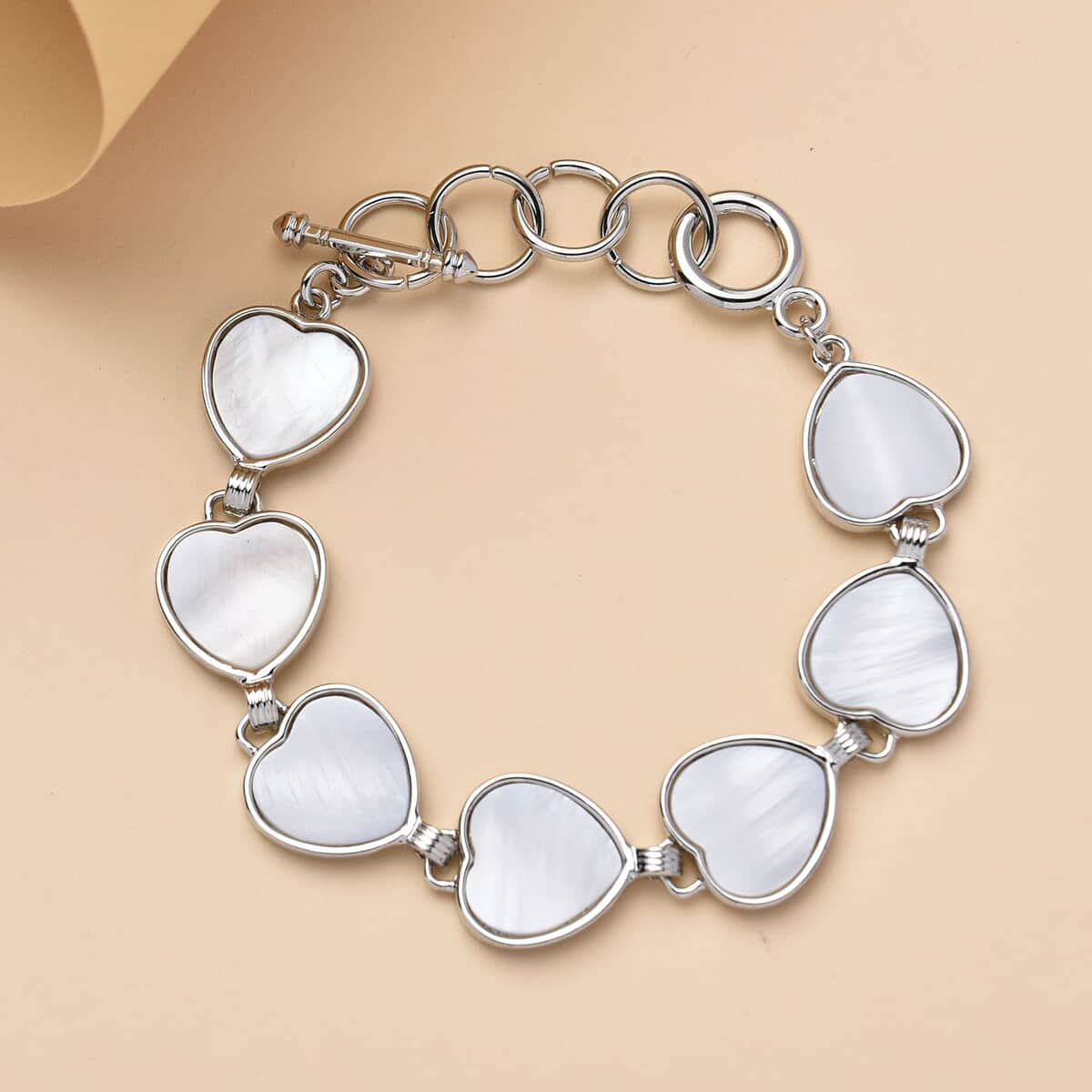 White Shell Heart Shaped Link Bracelet in Silvertone (7-9In) image number 1