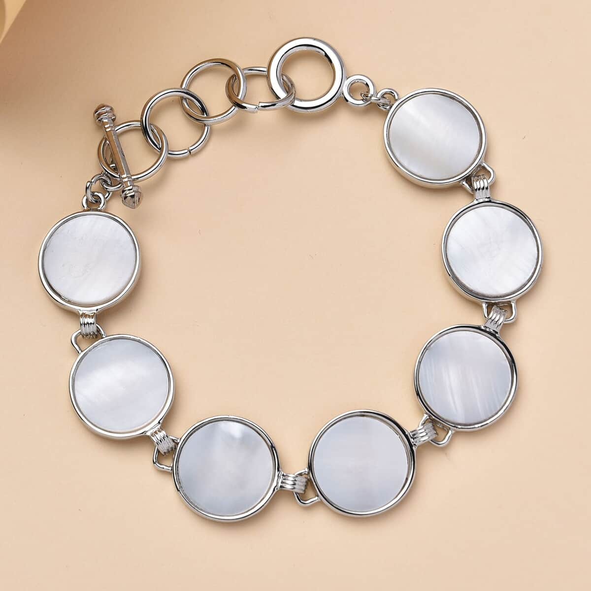 White Shell Disc Shaped Link Bracelet in Silvertone (7-9In) image number 1