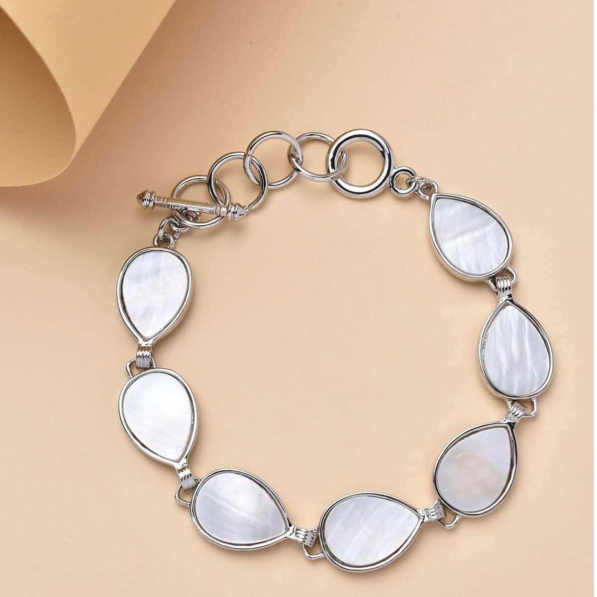 White Shell Pear Shaped Link Bracelet in Silvertone (8-10In) image number 1