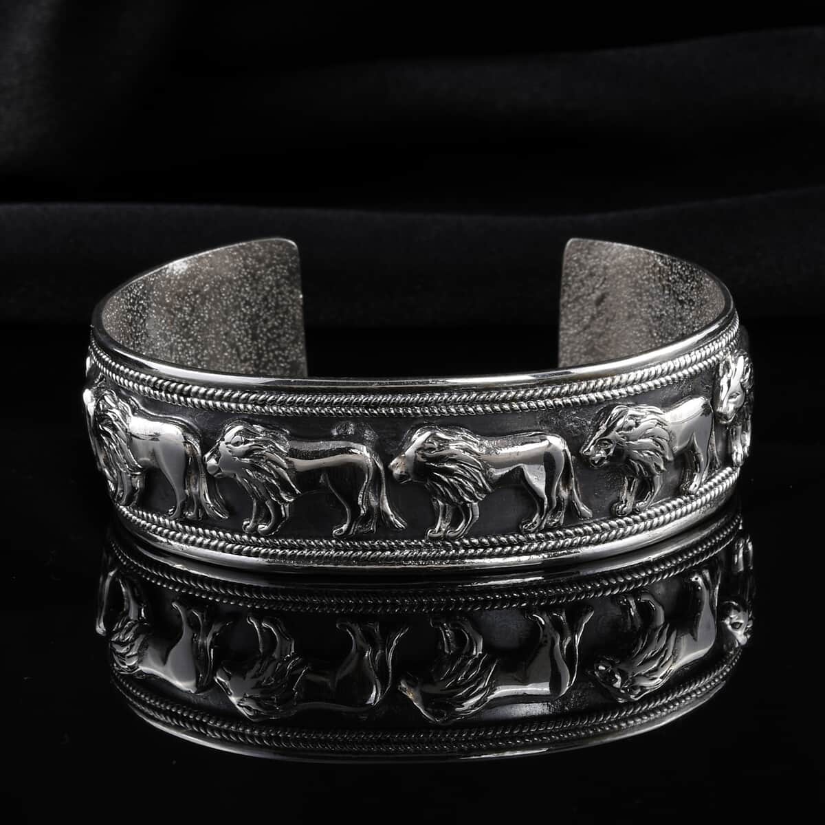 Bali Legacy Sterling Silver Lion Motif Cuff Bracelet (7.50 In) 37.50 Grams image number 1