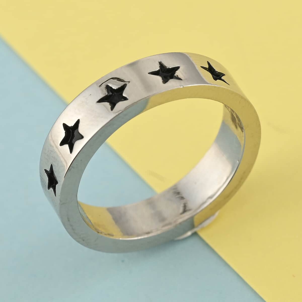 MARVEL Captain America Black Enameled Star Ring in Silvertone (Size 7.0) image number 1